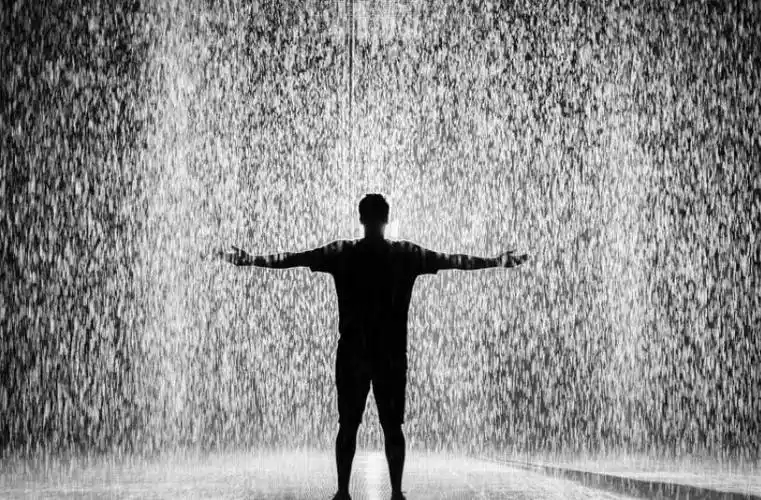 一个男人孤独沧桑背影图片