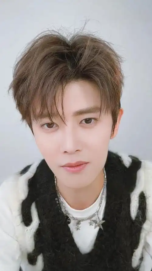 任嘉伦超话第二组直播截修 x 18p满屏的帅帅帅帅帅任嘉伦好帅@任嘉伦