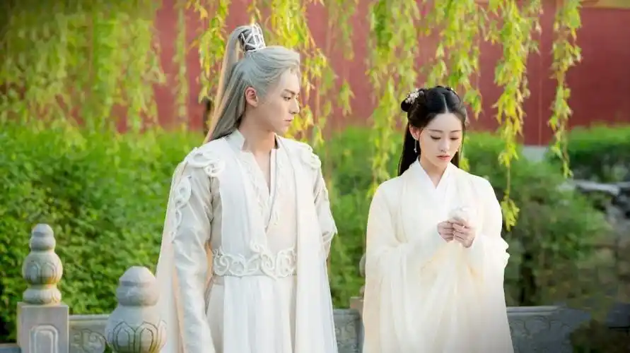 《遇龙》这部电视剧讲述了王鹤棣饰演的龙王原本正在渡劫飞升上仙