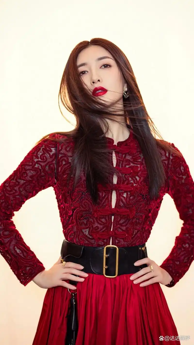 江疏影:中式盘扣蕾丝红裙,倩影桃花面,勾勒优雅与温柔