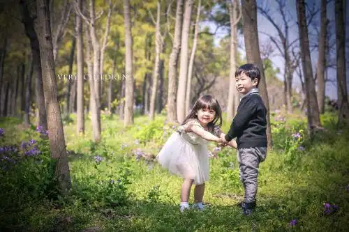 两小无猜小孩情侣图片_记得当时年纪小