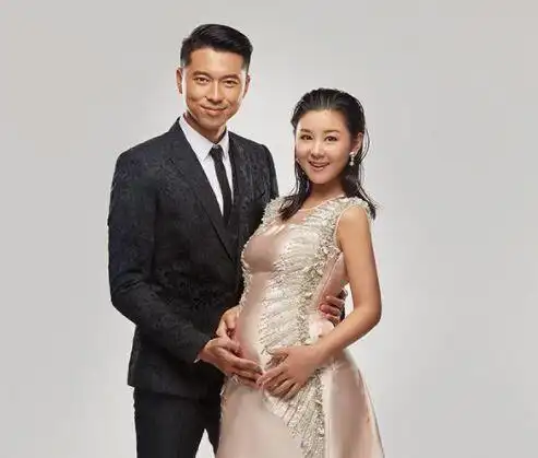 预产期将至36岁李小萌晒二胎孕照王雷环抱妻子甜蜜溢出屏幕