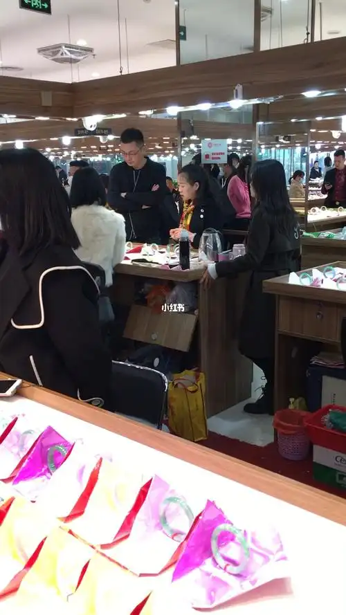 玉名坊珠宝店中高端翡翠手镯实拍又好又多