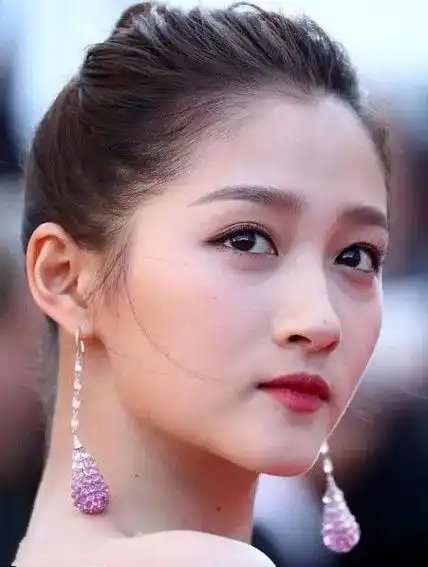 红毯上的关晓彤美如公主! 网友: 近距离才发现身上有两处瑕疵!