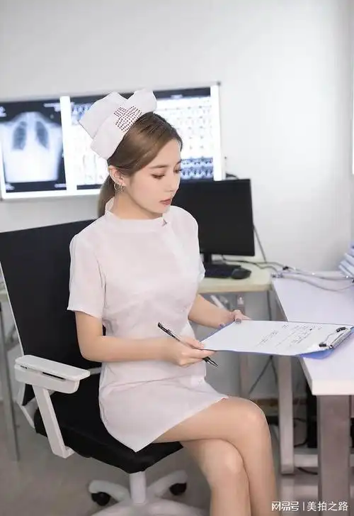 护士装肉丝白色高跟鞋小姐姐是不是有点意思