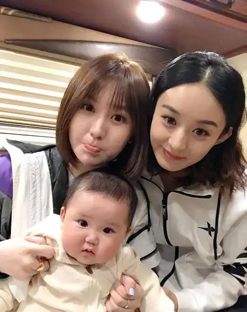 赵丽颖散发着母爱气息积极进入工作状态