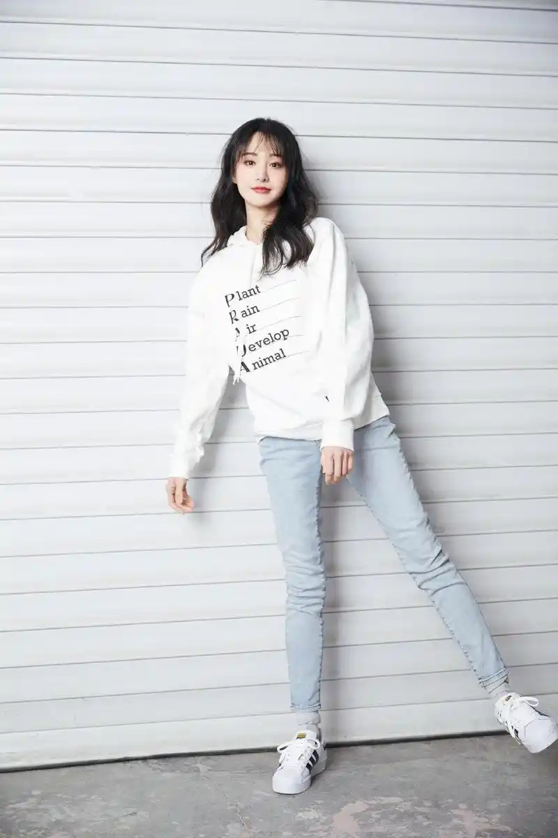 郑爽最新机场造型,蓝色大衣配白色长靴优雅大方,金丝眼镜是亮点