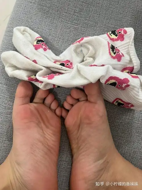 为什么现在女生脚臭也隐隐成为优点了