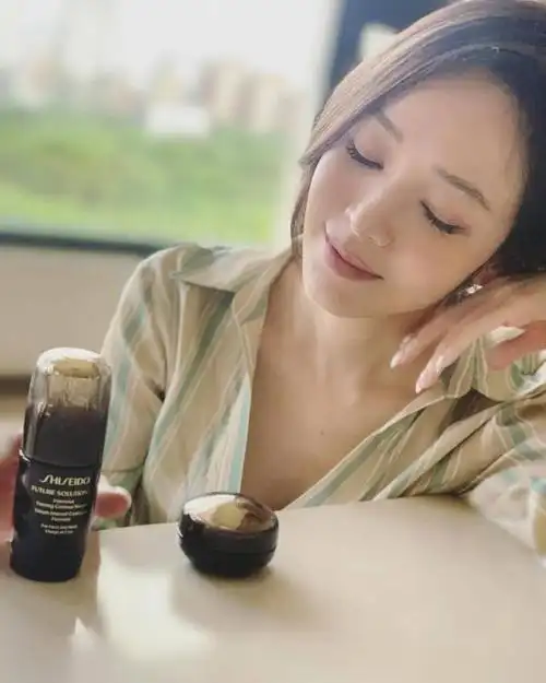 43岁侯佩岑近照,肤白貌美娴静优雅,结婚11年与老公夫妻相十足