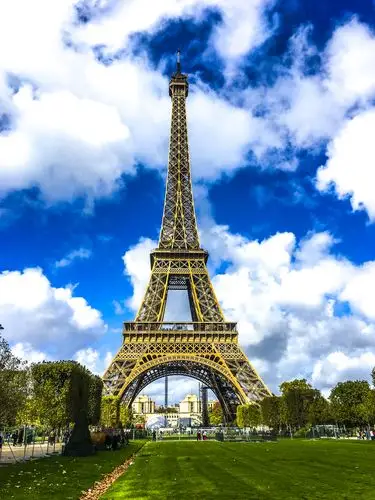 埃菲尔铁塔是世界著名建筑,法国文化象征之一,巴黎城市地标之一.