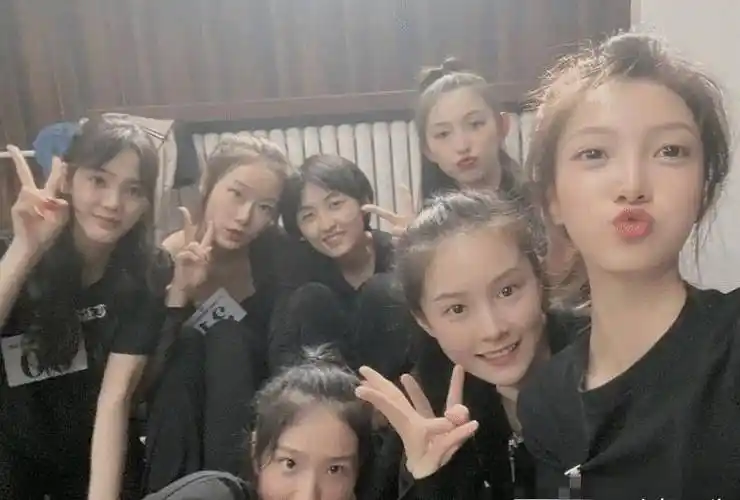 看到赵今麦和女同学同框:演员和网红的区别_张子_大学_姐姐