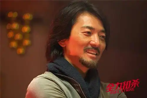 看看郑伊健大叔的小胡子造型