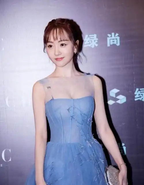杨蓉这一身蓝色的吊带长裙,完美地存托出了她的优雅气质.