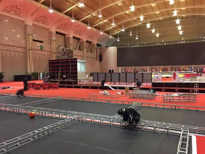 搬运各类布展货物及现场销售的邮品,7:30分与舞台