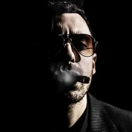 成熟大叔抽雪茄头像图片