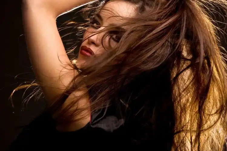 凌乱发型女生图片