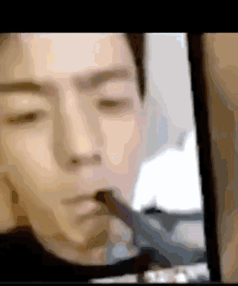 网红丁真抽烟引热议,公司回应,自己打脸,到底是谁做错了?