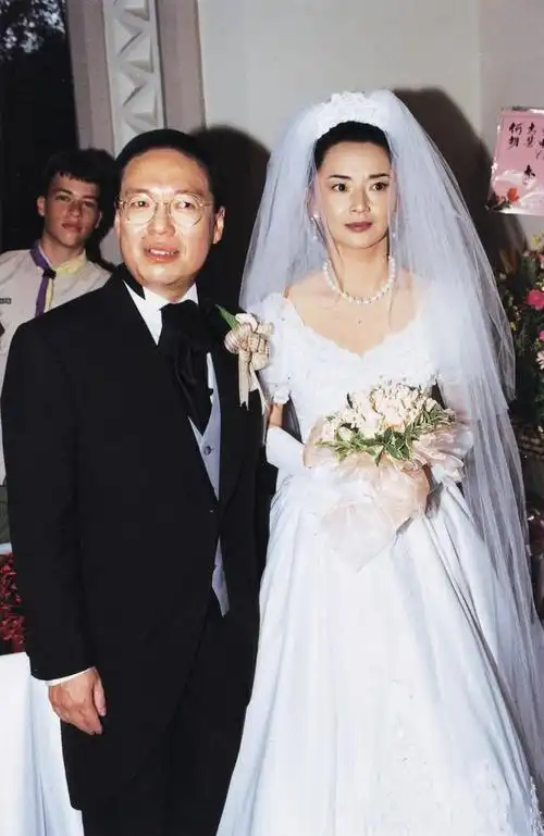 前年六月份,胡慧中老公何志平终于从美国安全返回香港,此后的时间里