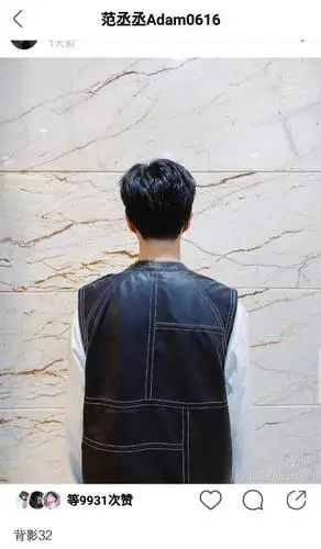 范丞丞更新绿洲打卡第32张背影照带你重温工装帅哥机场秀