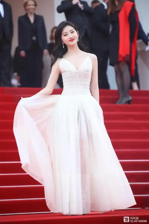 31岁景甜戛纳红毯造型真惊艳!大波浪卷发搭吊带连衣裙,优雅大气