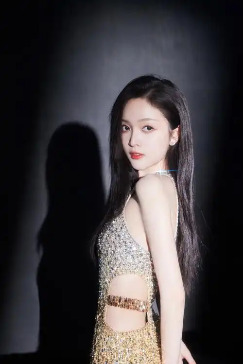 吴宣仪金色渐变钻石裙##2023网络视听年度盛典