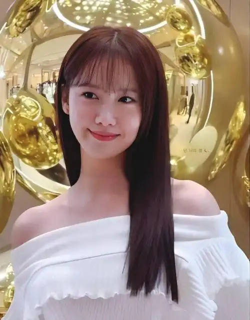 林允儿活动生图曝光穿一字肩白色连衣裙笑容甜美