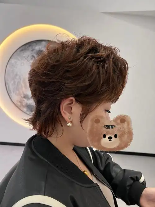 女生超短发纹理烫 女生剪完超短发随意打理