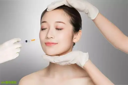 注射玻尿酸丰额头少女视力出现视力障碍,玻尿酸危害有多大