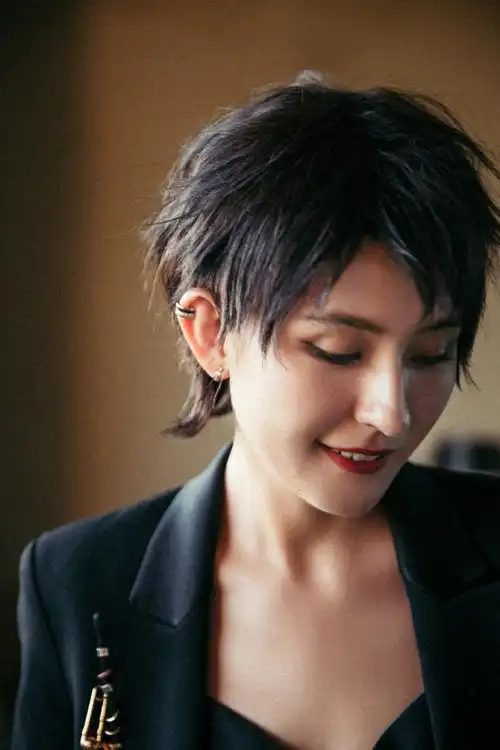 热依扎好飒#今天gq盛典的热依扎好飒,利落的短发,一身黑色套装,好a啊