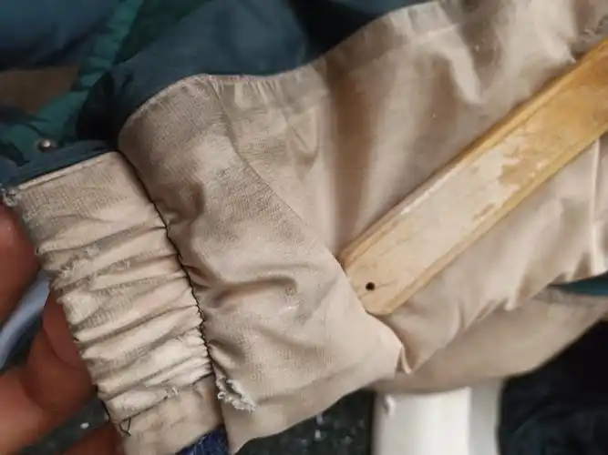 说明一下哈,是吐槽这个校服的面料特别显脏还不好洗.