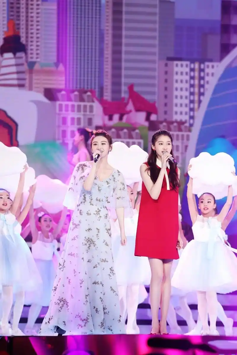 关晓彤仗着腿长乱穿,撞衫景甜唐嫣竟变柯基腿,对得起173身高吗