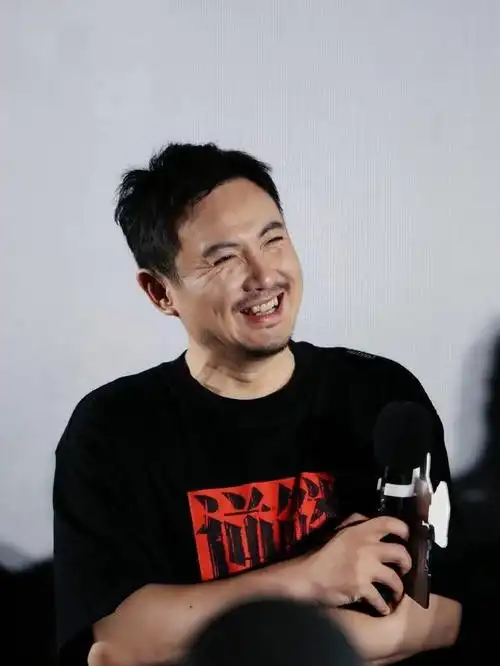 沈腾:笑匠传奇,喜剧舞台的璀璨星辰,往那一坐观众就会笑