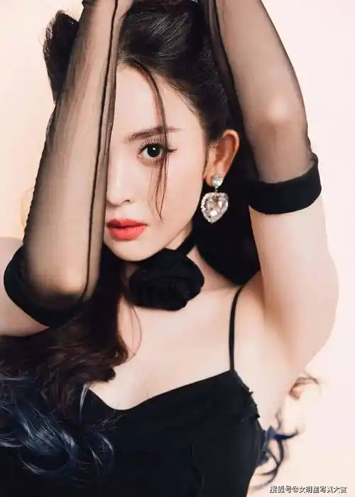 【古力娜扎性感写真美图】黑色吊带短裙,甜酷妩媚,火星情报局_节目