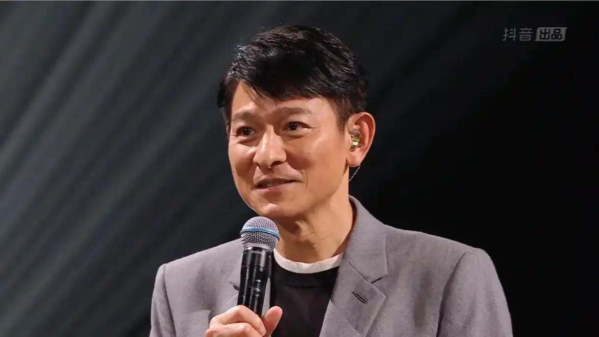 刘德华演唱会.喜欢华仔二十多年了,很幸运,当背景变成抖音网友 - 抖音