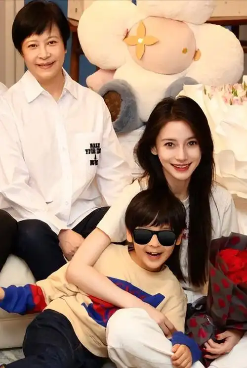 angelababy晒35岁生日照,与父母儿子罕见同框,小海绵正脸像外公