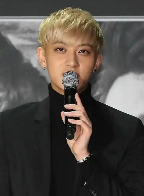 13年前,黄子韬承诺有钱后把聋哑发小留在身边当助理,今做到了吗_网易