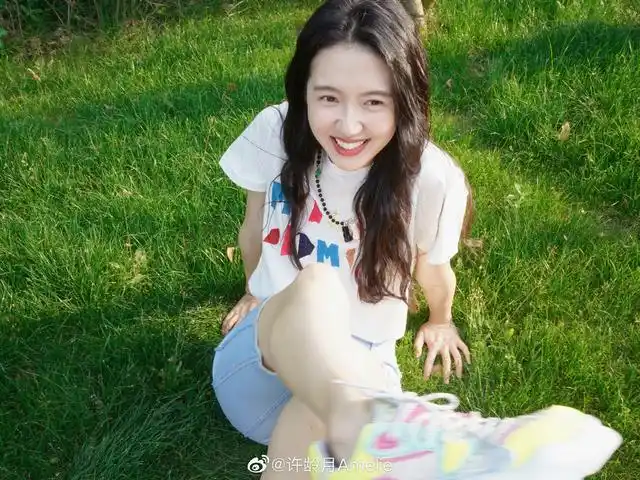 白t恤 蓝色牛仔短裤,经典又时尚,许龄月教你这个夏天的清凉穿法