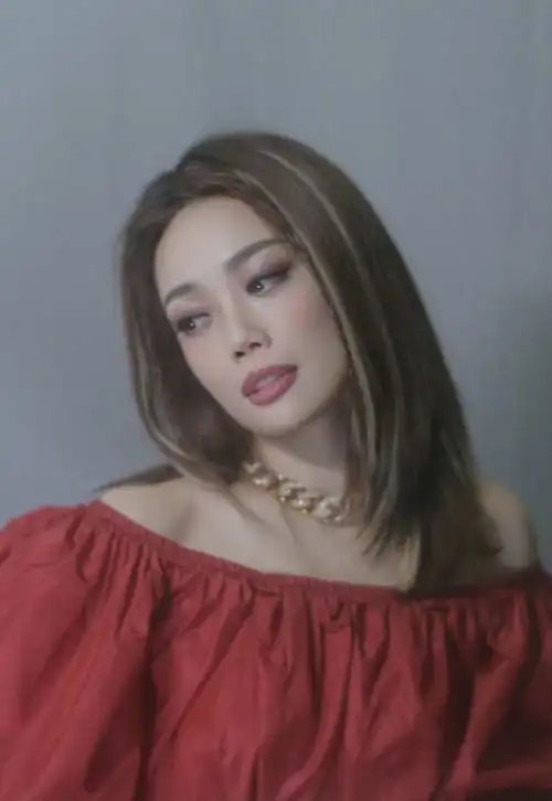 容祖儿初恋舞台重回80年代一字肩红裙造型好娇俏