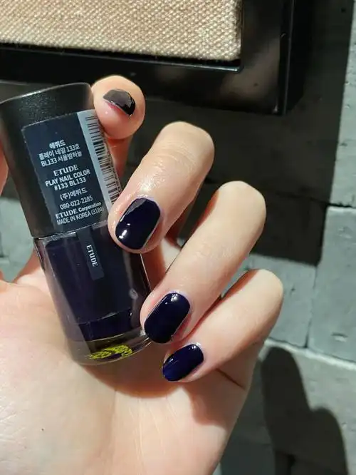 舅命普鲁士蓝的指甲油这颜色太正了吧