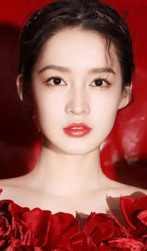 32岁李沁:娱乐圈最干净女神的魅力解析!