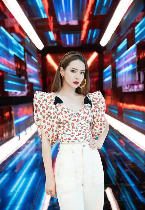 戚薇以金龟子绿时尚造型出席活动,直方肩太抢镜,一展霸气御姐范_瞬间