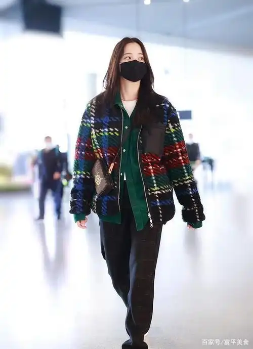 欧阳娜娜街拍:converse羔羊毛夹克搭配灯芯绒衬衫格纹运