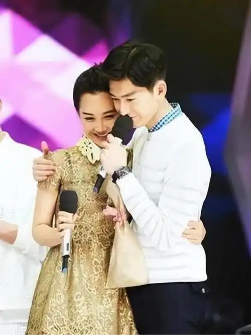 当与张翰交流时,她的眼神闪烁着如星辰般迷醉,深情地称他为"翰",节目