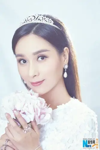 杨恭如曝七夕情人节大片 手捧鲜花艳冠群芳