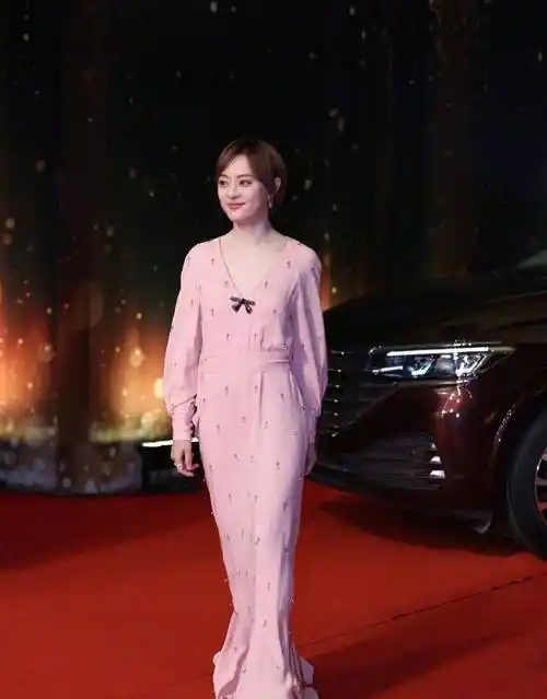 了个错误,选择了会凸显自己身材劣势的服装,吴谨言的穿衣比较端庄俏丽