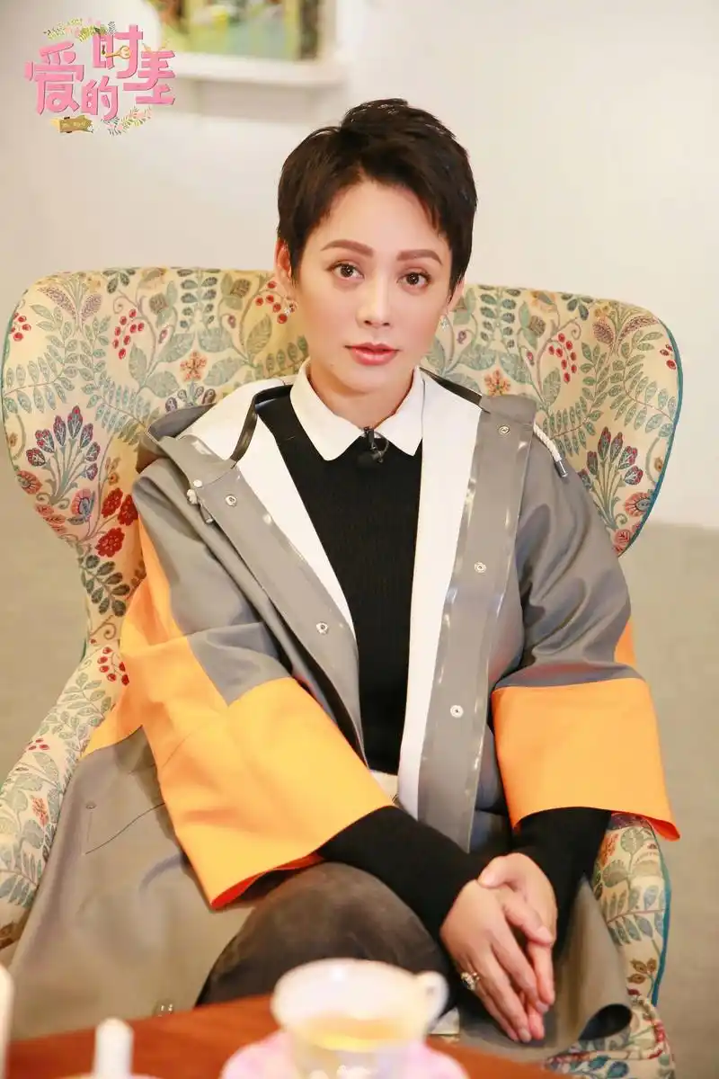 "节目中,宁静短发率性妆容精致,穿休闲装