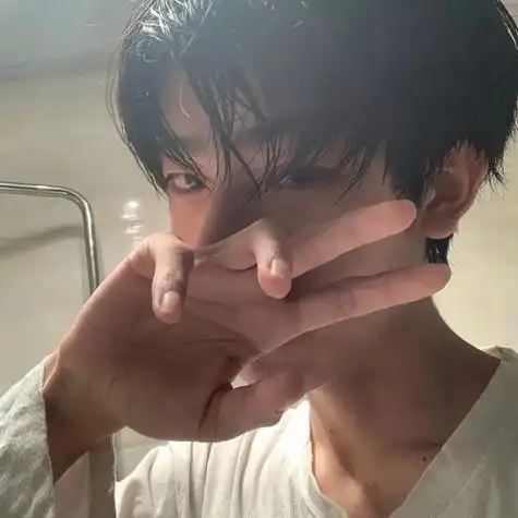 阳光帅气帅哥头像高清图片,眉宇间透露出一股独特的气质