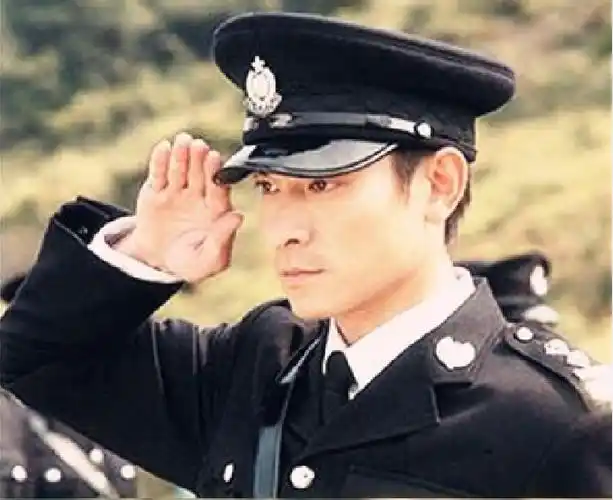 刘德华出演过多部电影的警察角色,但是让他穿上警服然后敬军礼的照片