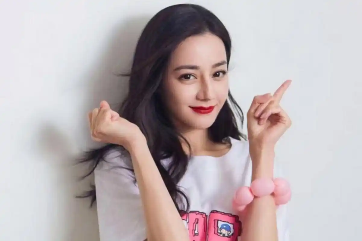 迪丽热巴是一位美丽与魅力兼具的女演员,她的五官立体,脸型精致,气质