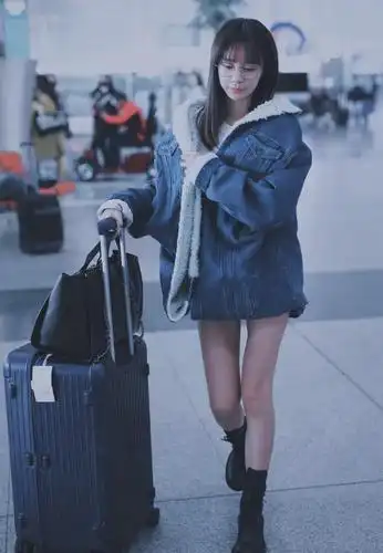 沈梦辰就是不怕冷!上身穿棉服下身却穿超短裤,腿都瘦成了细竹竿